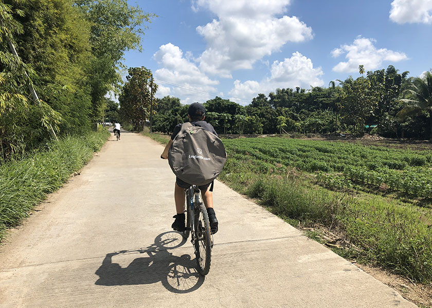 En bicicleta...